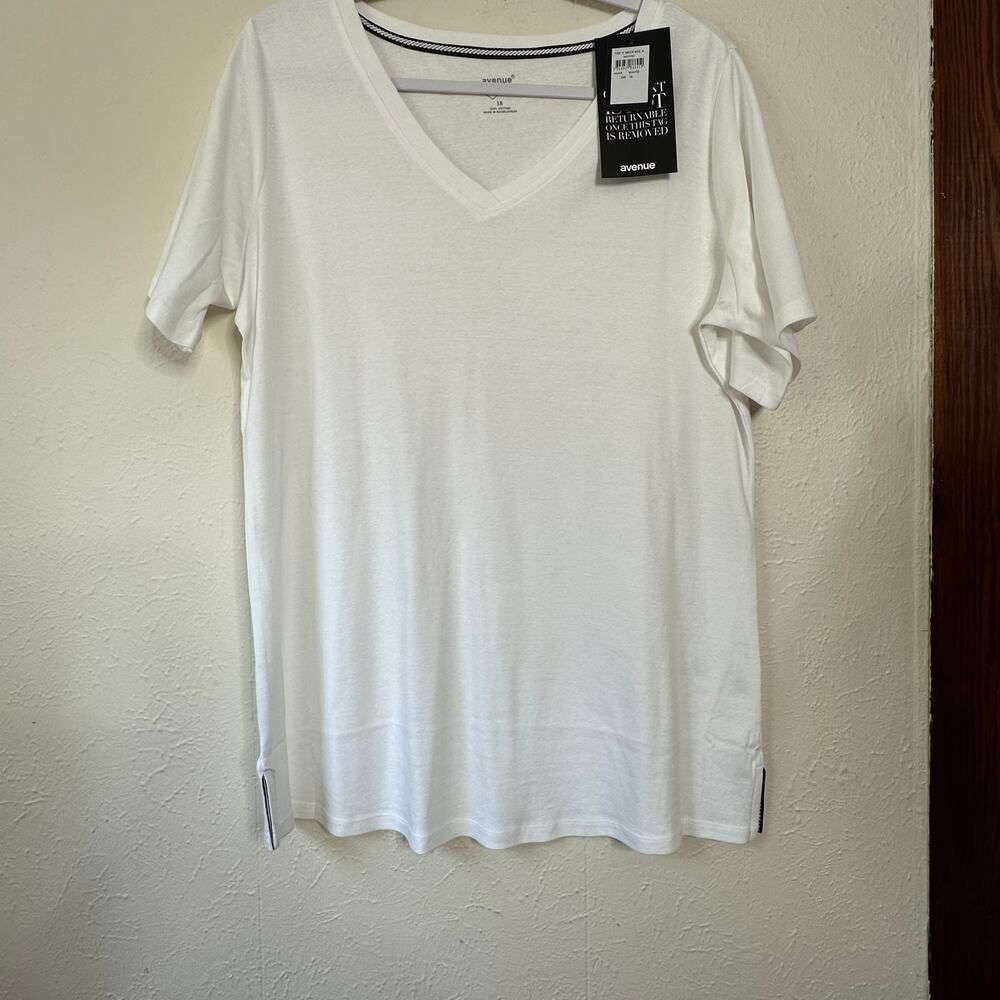 Avenue Womans White V Neck Your Tee T-Shirt NWT Size 18 Short Sleeve Pullover